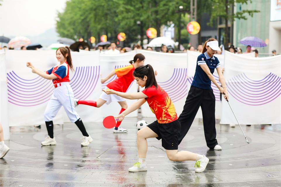 动漫彩车巡游来了！今天，杭州湖滨步行街这里很热闹